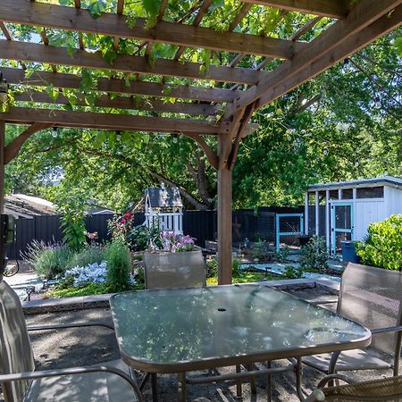 Chic Rv Retreat, Stunning Yard In Roseburg Hotel ภายนอก รูปภาพ