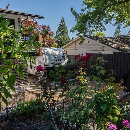 Chic Rv Retreat, Stunning Yard In Roseburg Hotel ภายนอก รูปภาพ