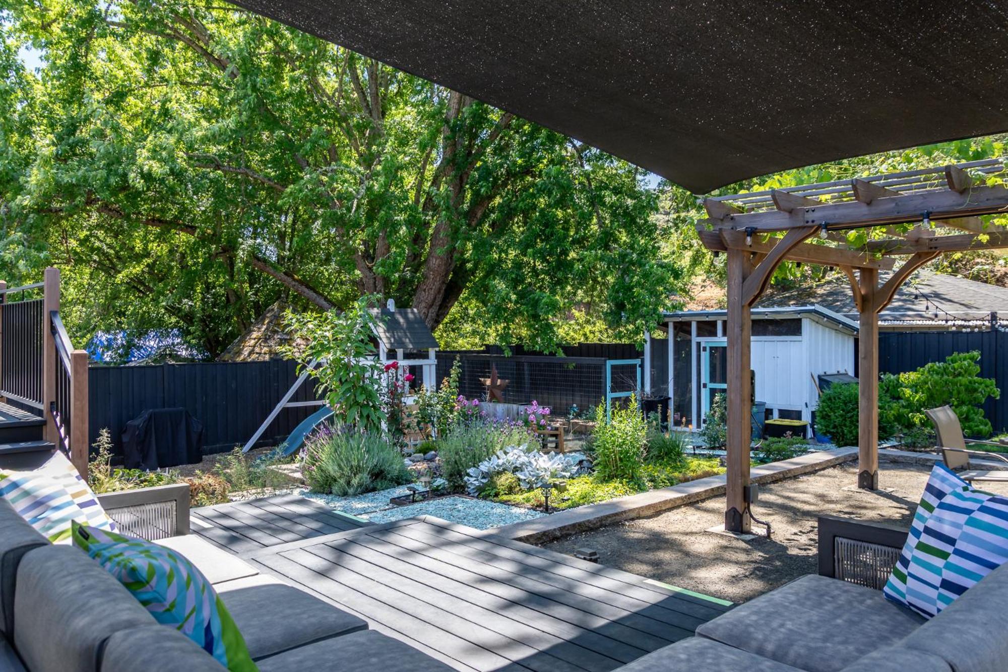 Chic Rv Retreat, Stunning Yard In Roseburg Hotel ภายนอก รูปภาพ