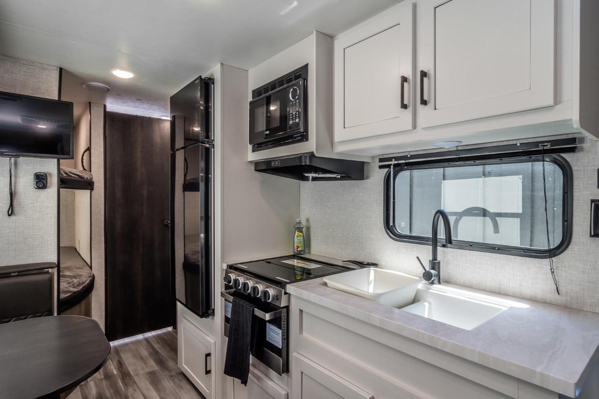 Chic Rv Retreat, Stunning Yard In Roseburg Hotel ภายนอก รูปภาพ