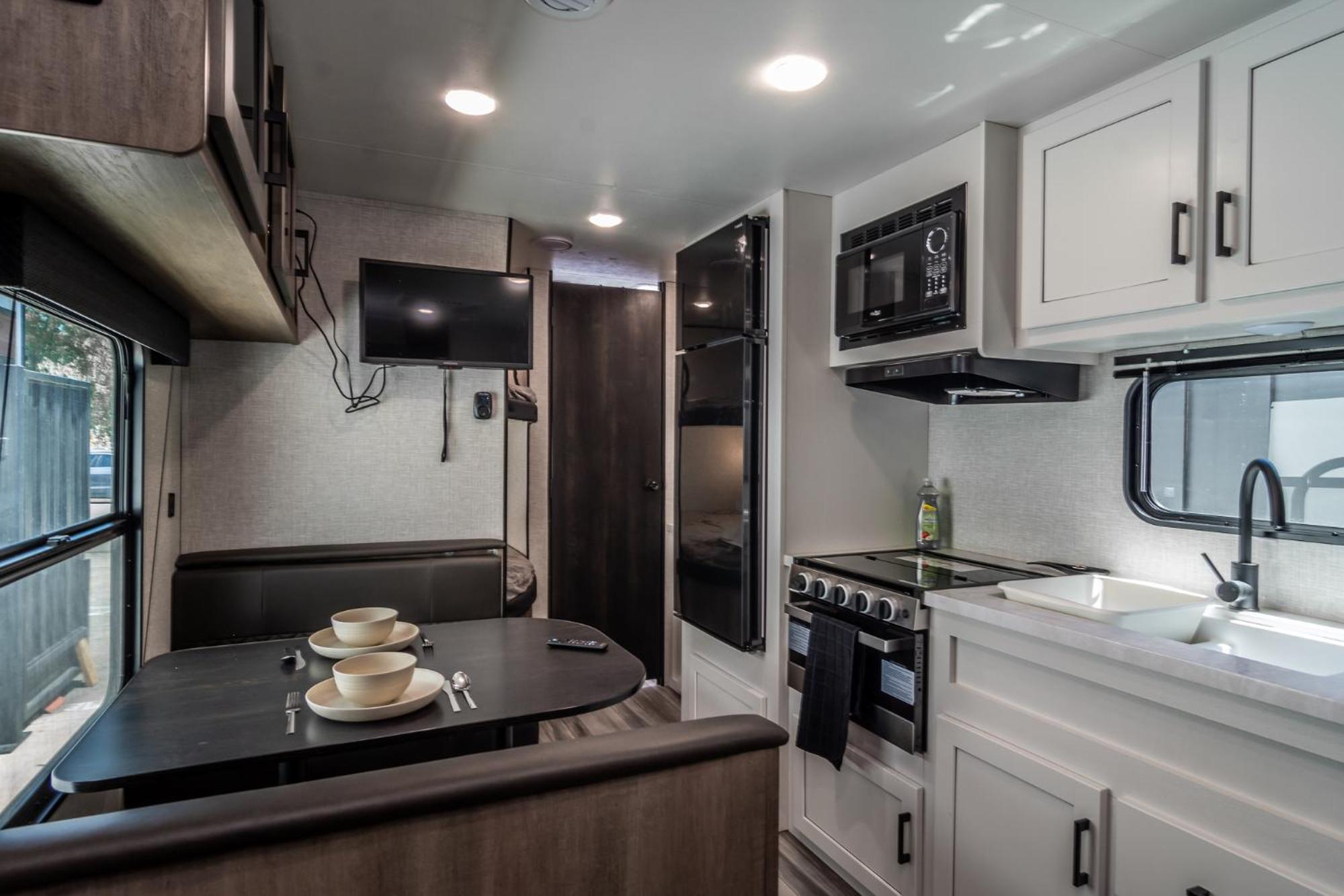 Chic Rv Retreat, Stunning Yard In Roseburg Hotel ภายนอก รูปภาพ