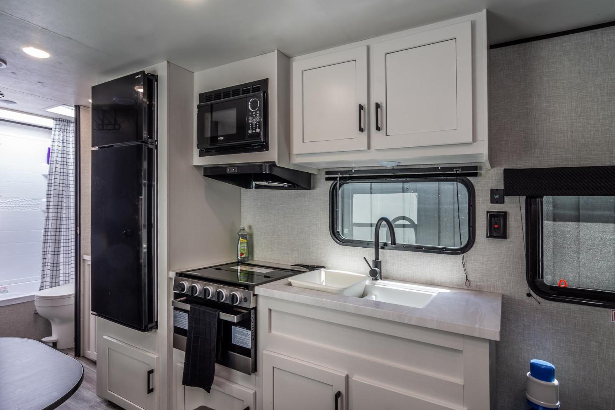Chic Rv Retreat, Stunning Yard In Roseburg Hotel ภายนอก รูปภาพ