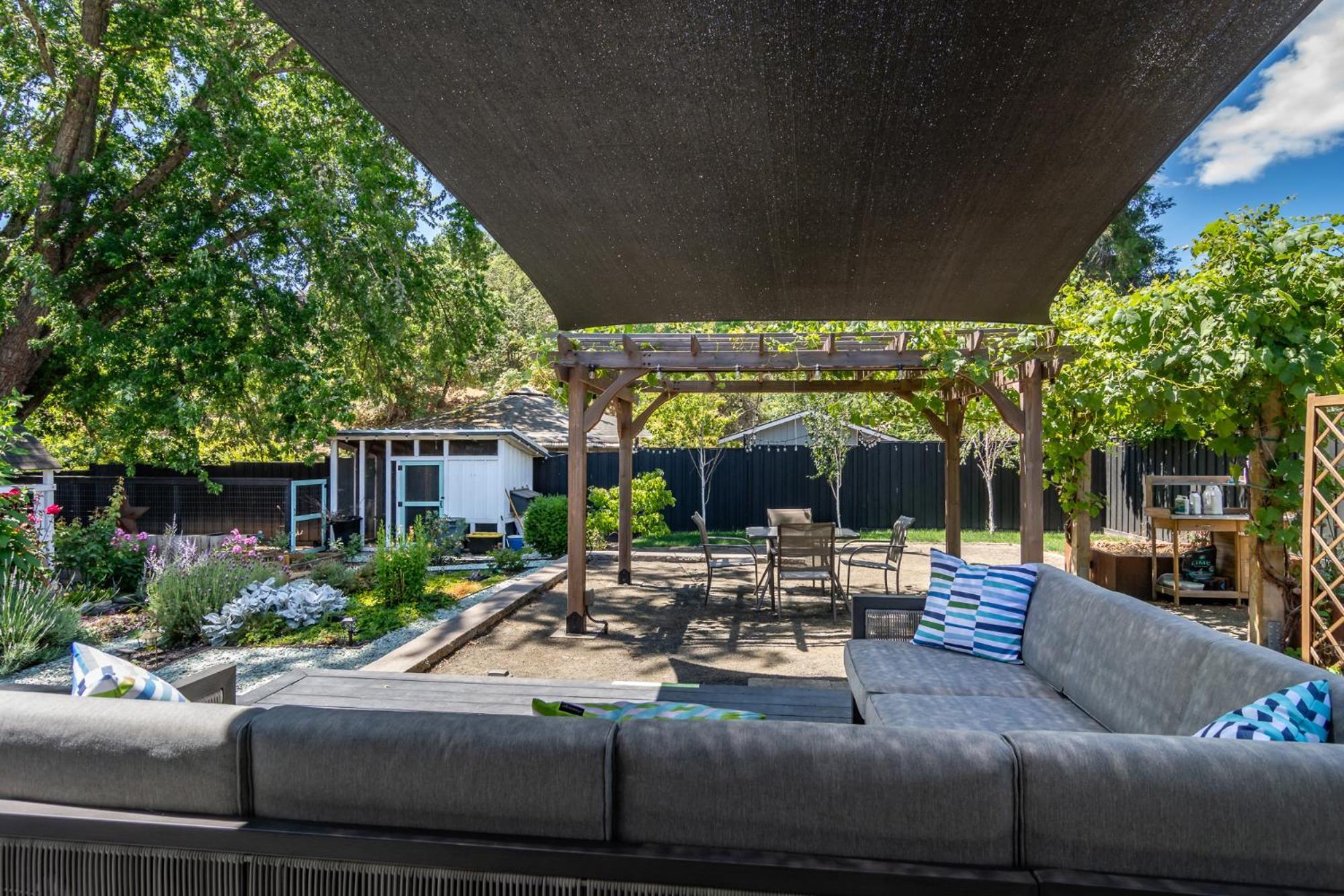 Chic Rv Retreat, Stunning Yard In Roseburg Hotel ภายนอก รูปภาพ
