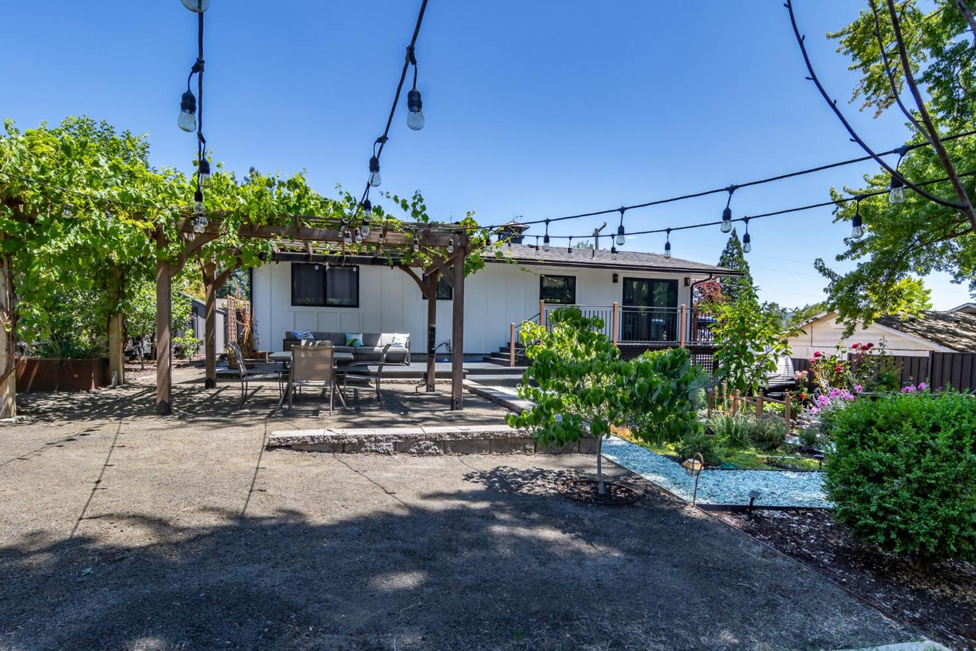 Chic Rv Retreat, Stunning Yard In Roseburg Hotel ภายนอก รูปภาพ