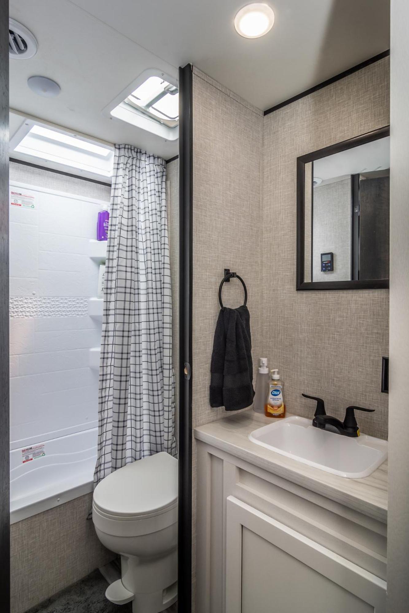 Chic Rv Retreat, Stunning Yard In Roseburg Hotel ภายนอก รูปภาพ